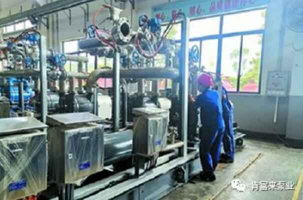 福州俊杰个人护理技术有限公司生产线员工正在组装化工成套机组