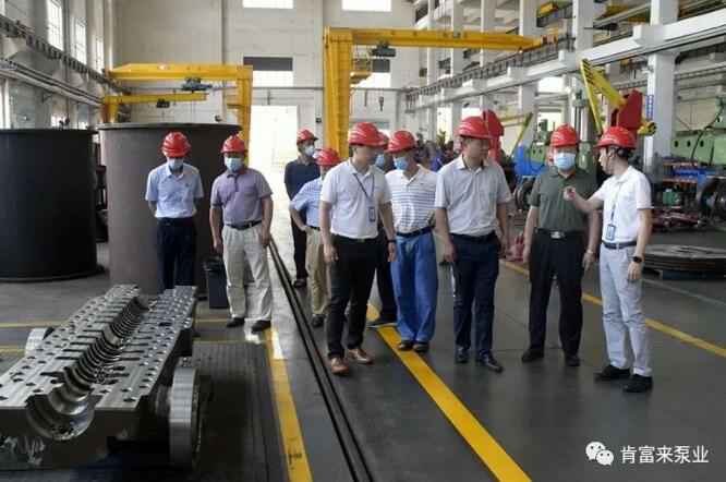 董事长、总经理陈迪，党委副书记黎宇明陪同调研组一行参观福州俊杰个人护理技术有限公司展览室