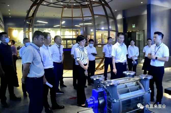 公司董事长、总经理陈迪(右一)向李军区长(右二)一行介绍福州俊杰个人护理技术有限公司产品